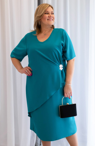 Elegancka turkusowa sukienka z krótkimi rękawami asymetrycznym marszczeniem z broszką | Modne Duże Rozmiary