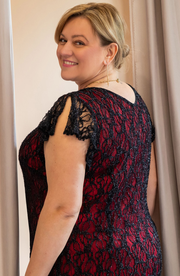 Długa czarna koronkowa sukienka z czerwoną podszewką - dla puszystej na wesele | Modne Duże Rozmiary
