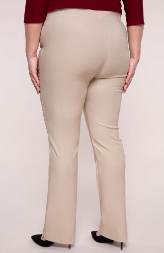 Dłuższe proste spodnie w kolorze beżu