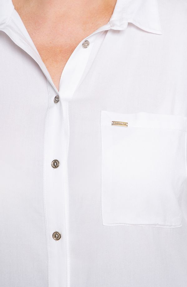 Długa biała koszula z kieszonką