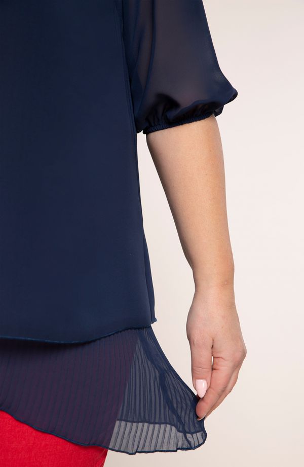 Granatowa szyfonowa tunika z pliską - moda dla puszystych
