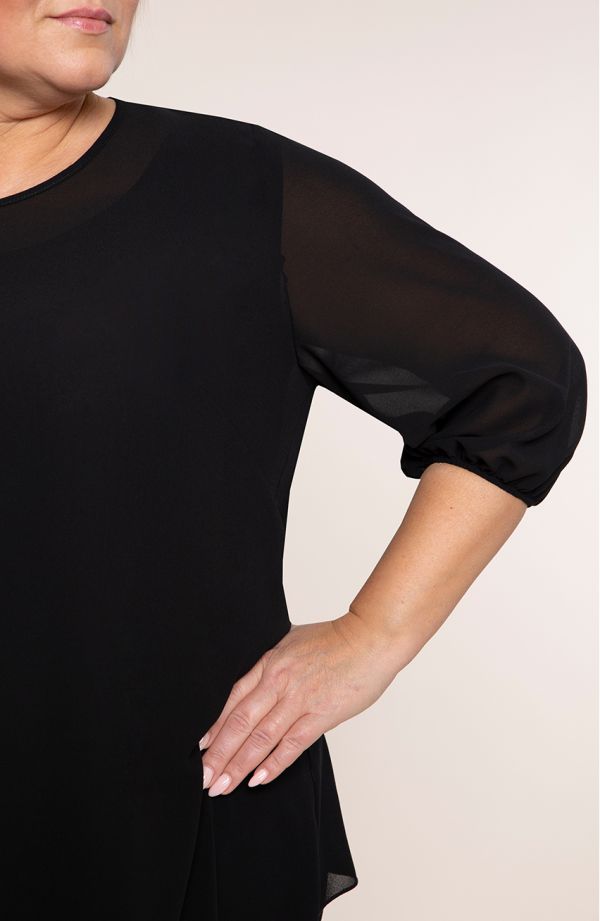 Czarna szyfonowa tunika z pliską - moda dla puszystych