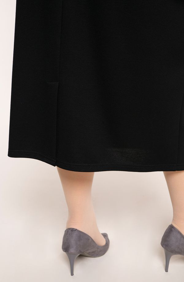 Dłuższa elegancka czarna spódnica