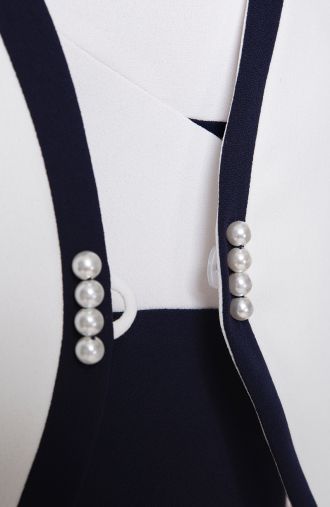 Elegancka granatowo-kremowa garsonka z perłami