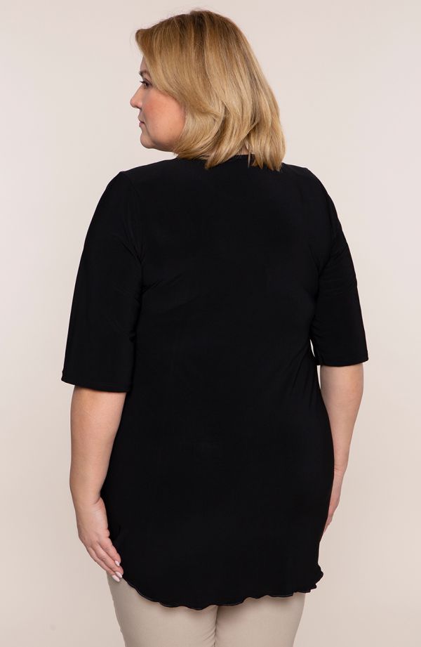Czarna tunika z broszką kokardą - odzież plus size