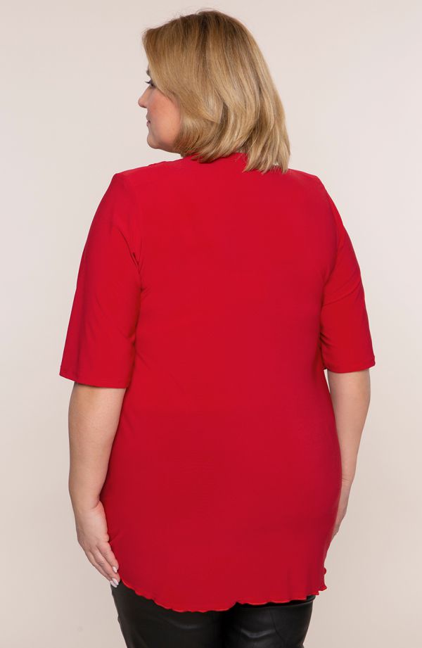Czerwona tunika z broszką kokardą<span> - odzież plus size</span>