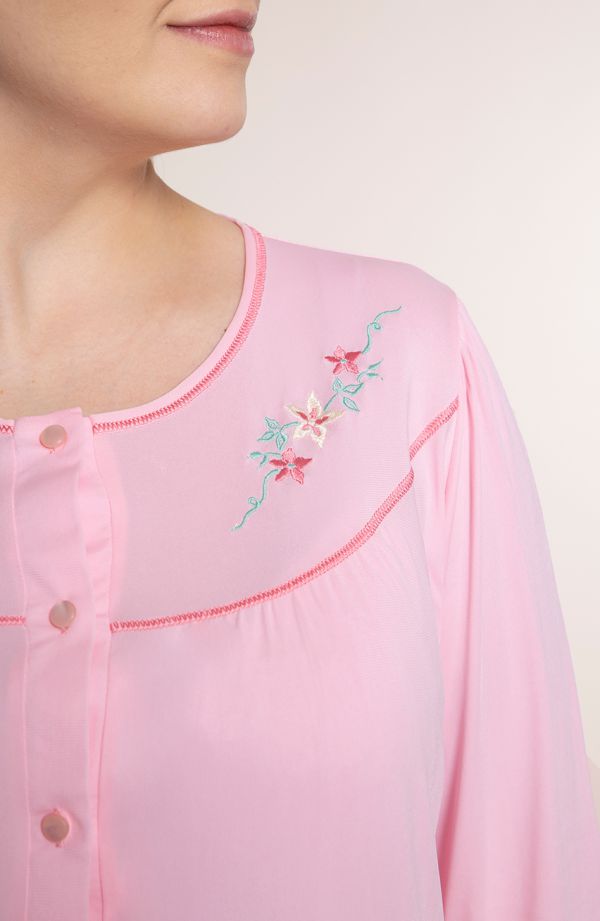 Różowa piżama z haftem przy dekolcie