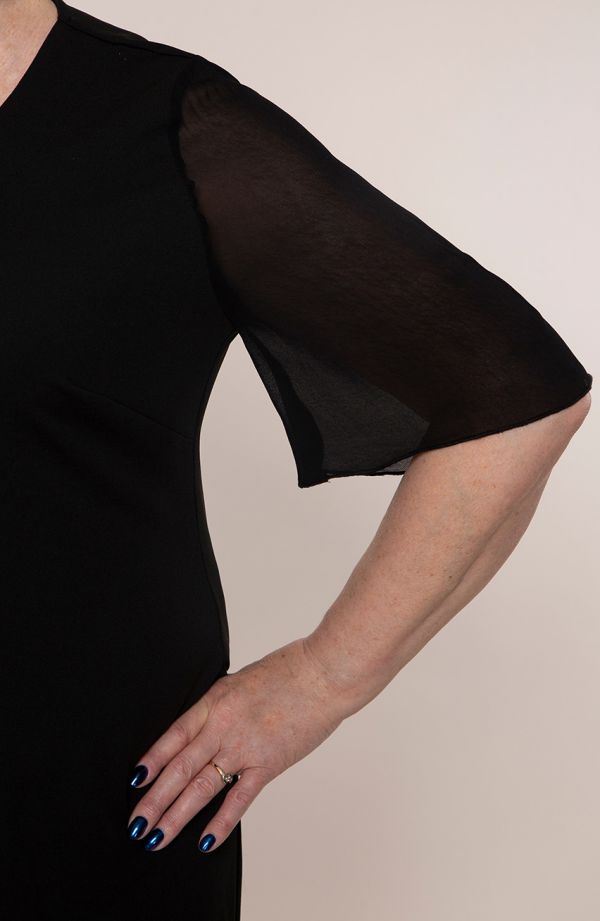Czarna sukienka z szyfonowymi rękawami