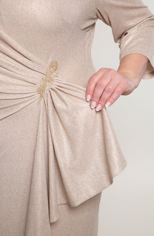 Złota weselna sukienka z broszką