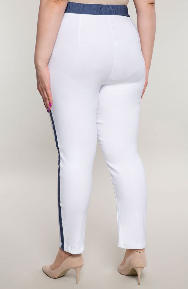 Białe spodnie damskie plus size z jeansowym lampasem