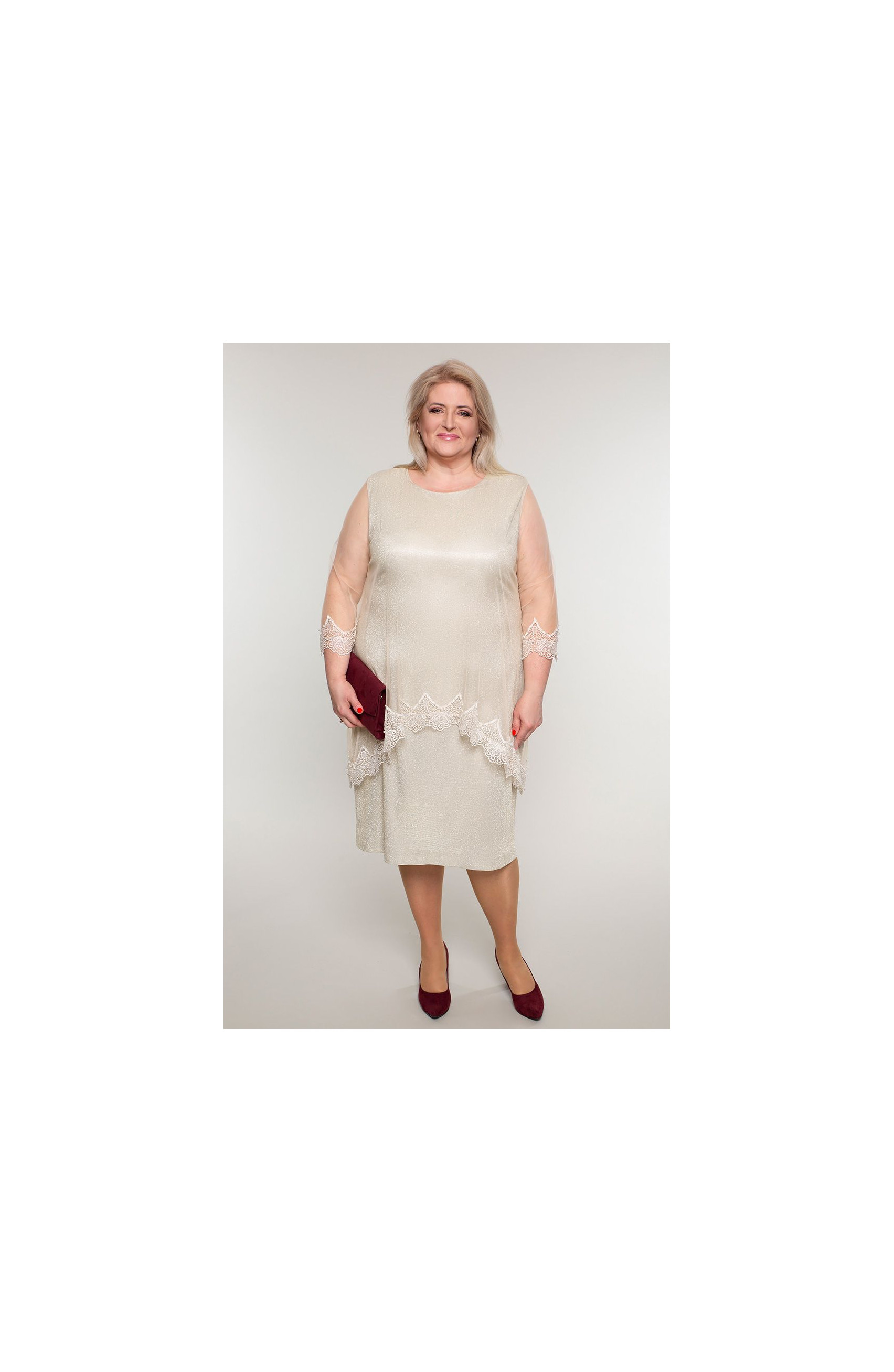 Złota brokatowa sukienka midi z tiulową narzutką i krótkim rękawem plus size na wesele | Modne Duże Rozmiary