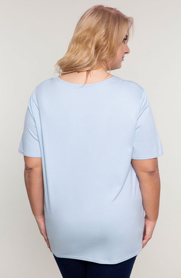 Błękitna dzianinowa koszulka - <span data-sheets-value="{&quot;1&quot;:2,&quot;2&quot;:&quot;bluzki damskie duże rozmiary&quot;}
