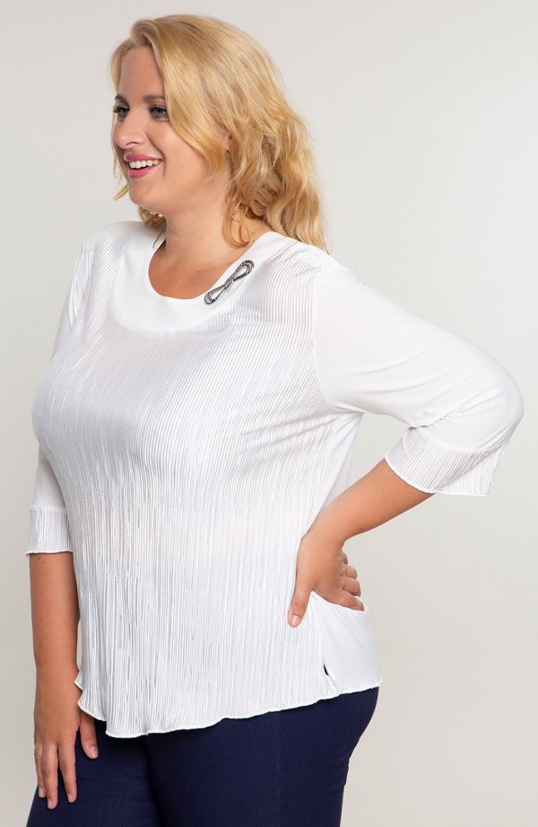 Biała wizytowa bluzka z plisowaniem - moda plus size