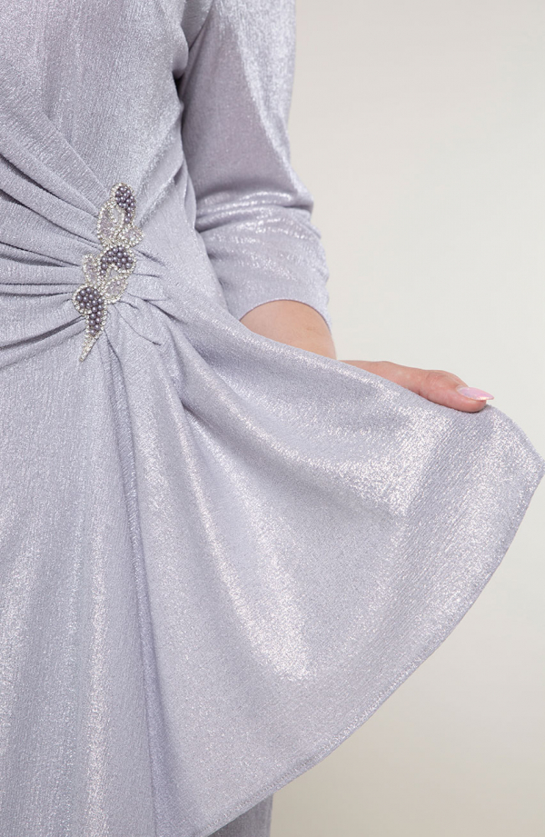 Srebrna weselna sukienka z broszką - sukienki xxl