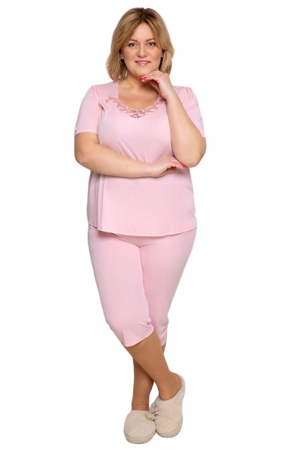 Różowa piżama z koronką przy dekolcie