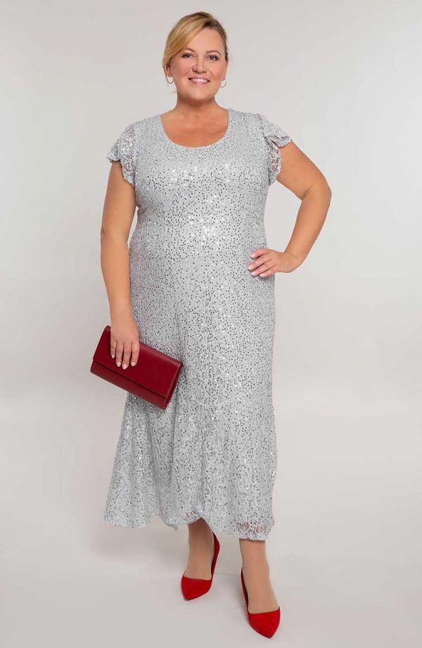 Długa cekinowa sukienka w srebrnym kolorze - sukienki dla puszystych
