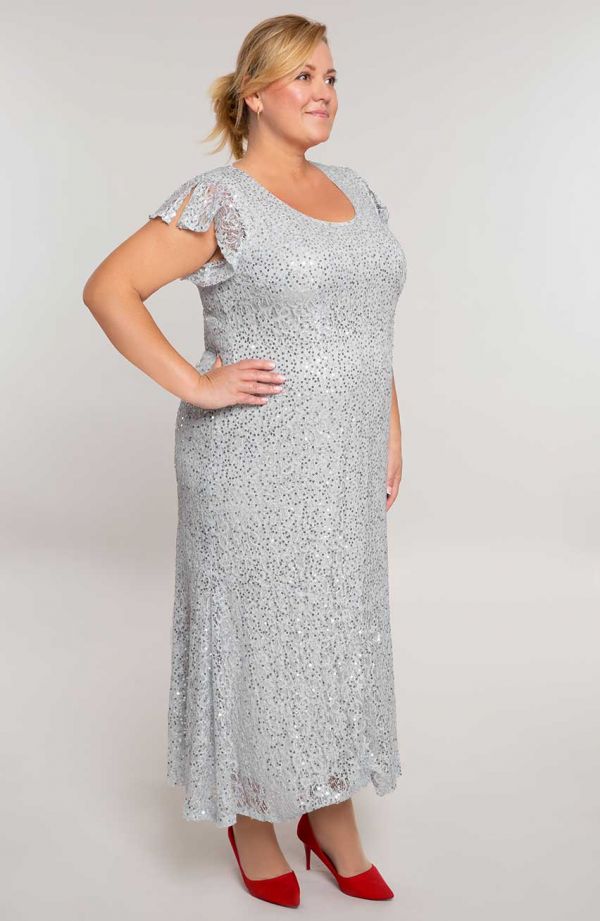Długa cekinowa sukienka w srebrnym kolorze - sukienki dla puszystych
