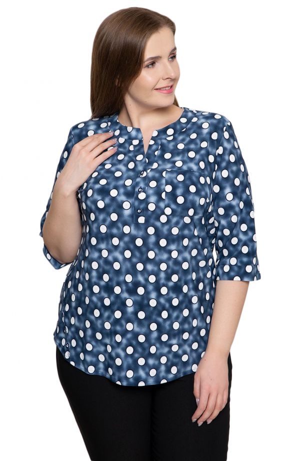Bluzki plus size - niebieska bluzka w nakrapiane groszki